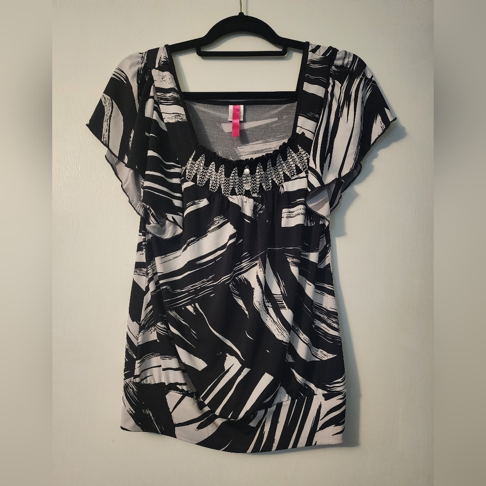 Black and White design shirt - medium (juniors)
